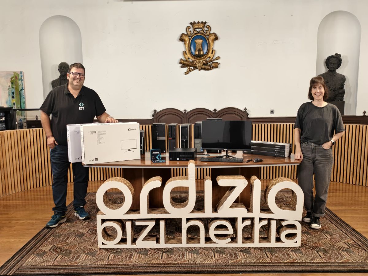 Ordiziako Udalak 10 ordenagailu eman ditu Digilagun proiekturako, arrakala digitala murrizten laguntzeko