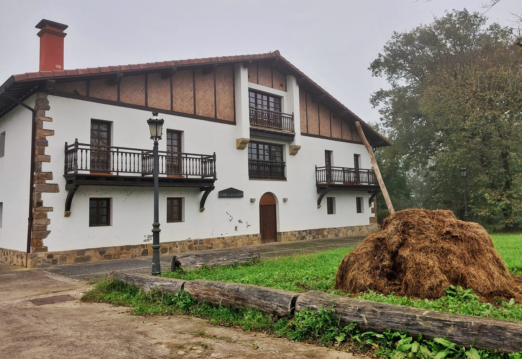 Arranca el proyecto para rehabilitar el caserío Oiangu y convertirlo en albergue